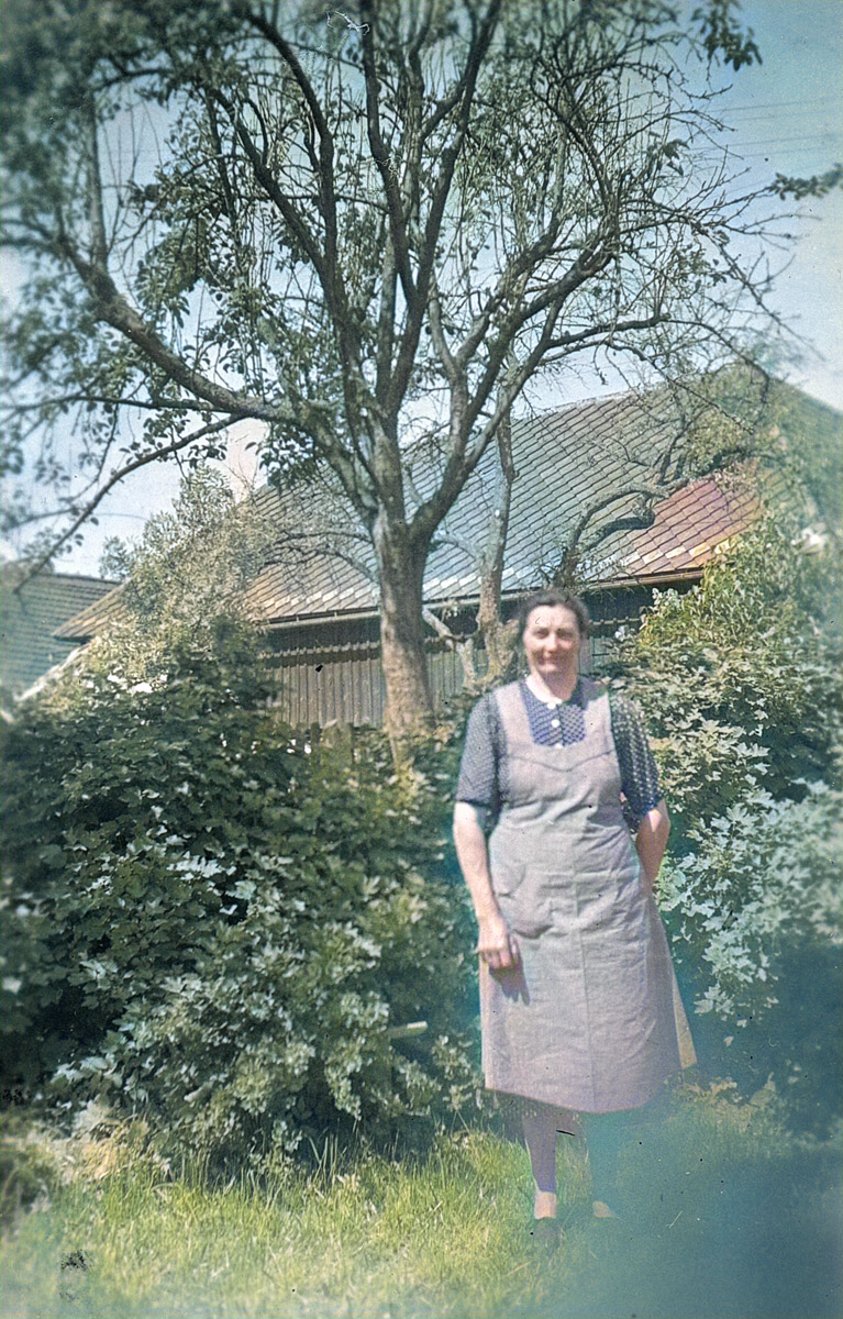 Oma im Garten, seltene Aufnahmen Oma im Garten, seltene Aufnahmen