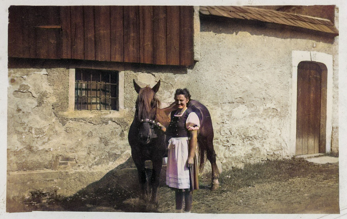 Mutter beim Anschirren Mutter beim Anschirren