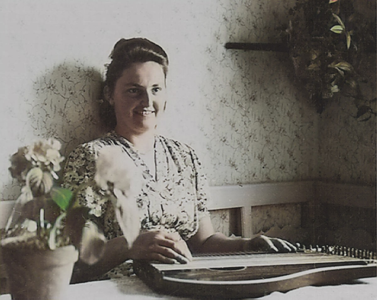 Mutter an der Zither Mutter an der Zither