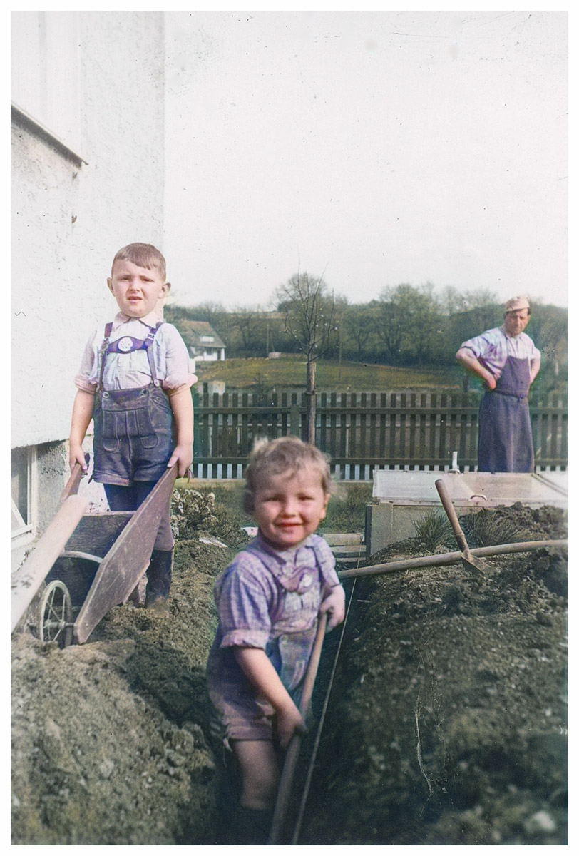 Früh übt sich - JR beim Grabenaushub Früh übt sich - JR beim Grabenaushub